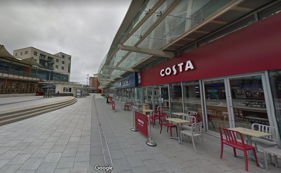 Officers stop knife point robbery of Deliveroo driver and seize guns ⋆